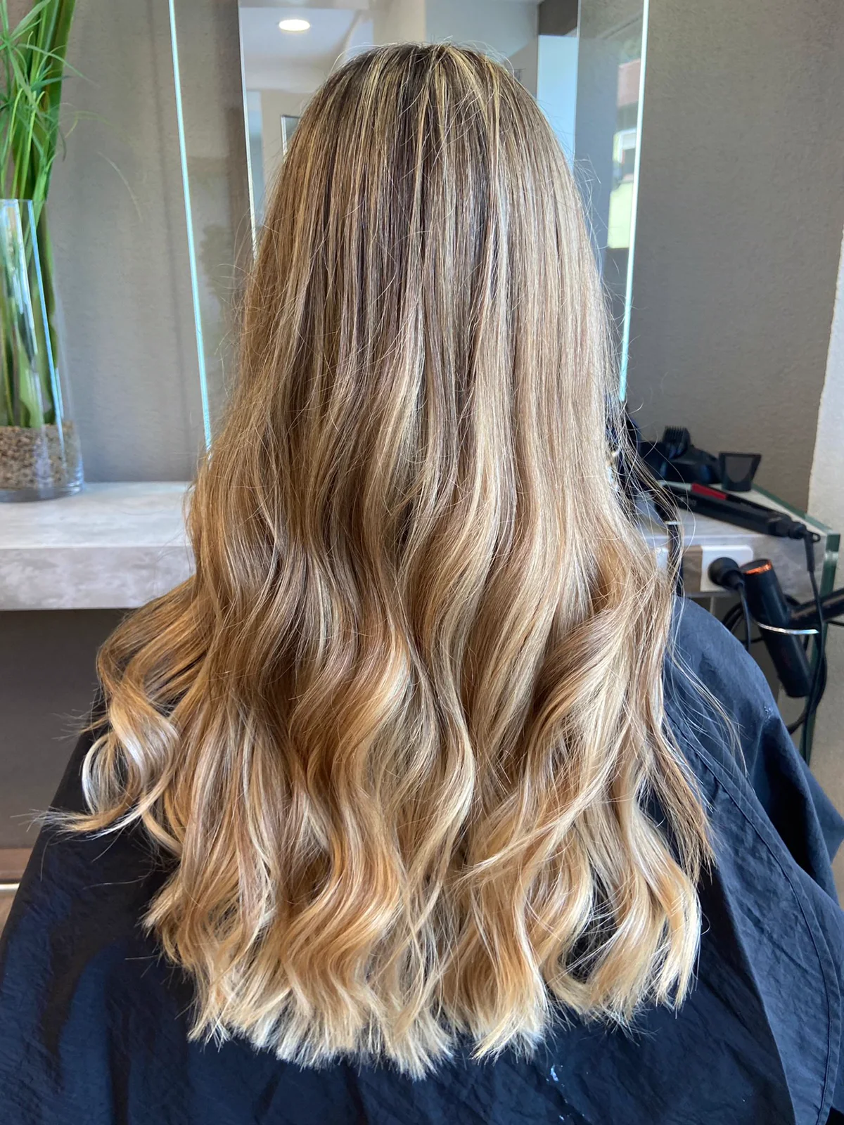 Balayage aus dem Salon Haar JuWehl, im selben Spiegel aufgenommen